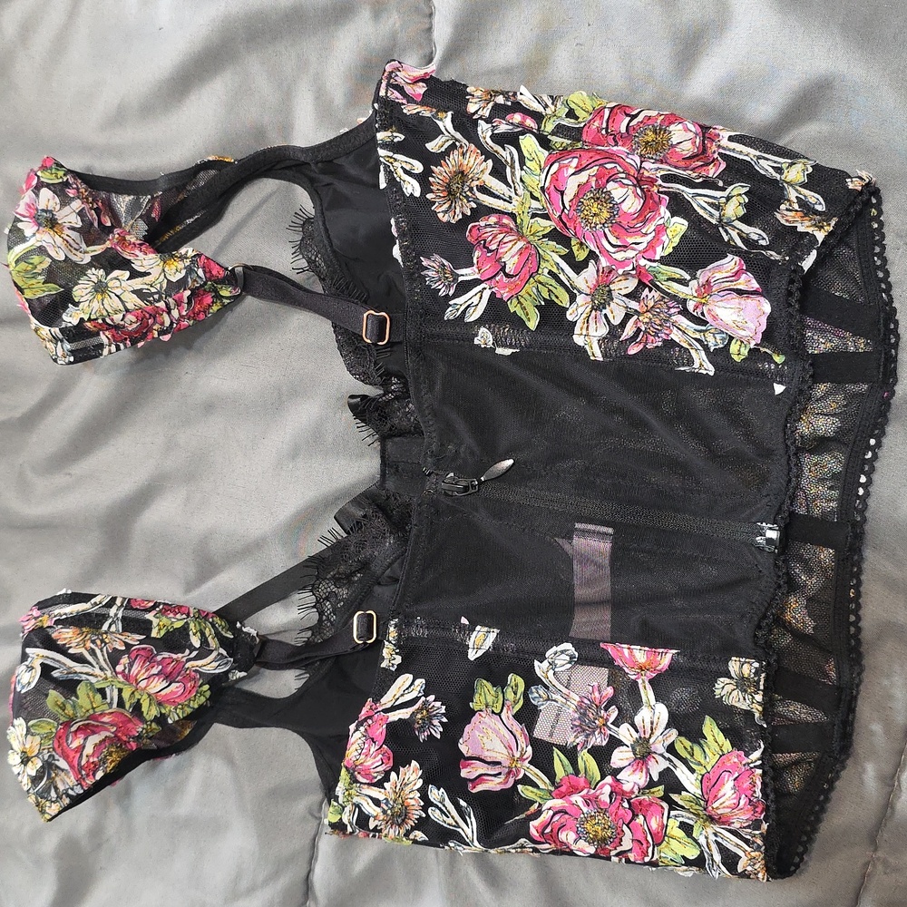 Victoria's Secret Dream Angels Boho Floral Embroidery Cap-Sleeve Corset Top. - Picture 3 of 4